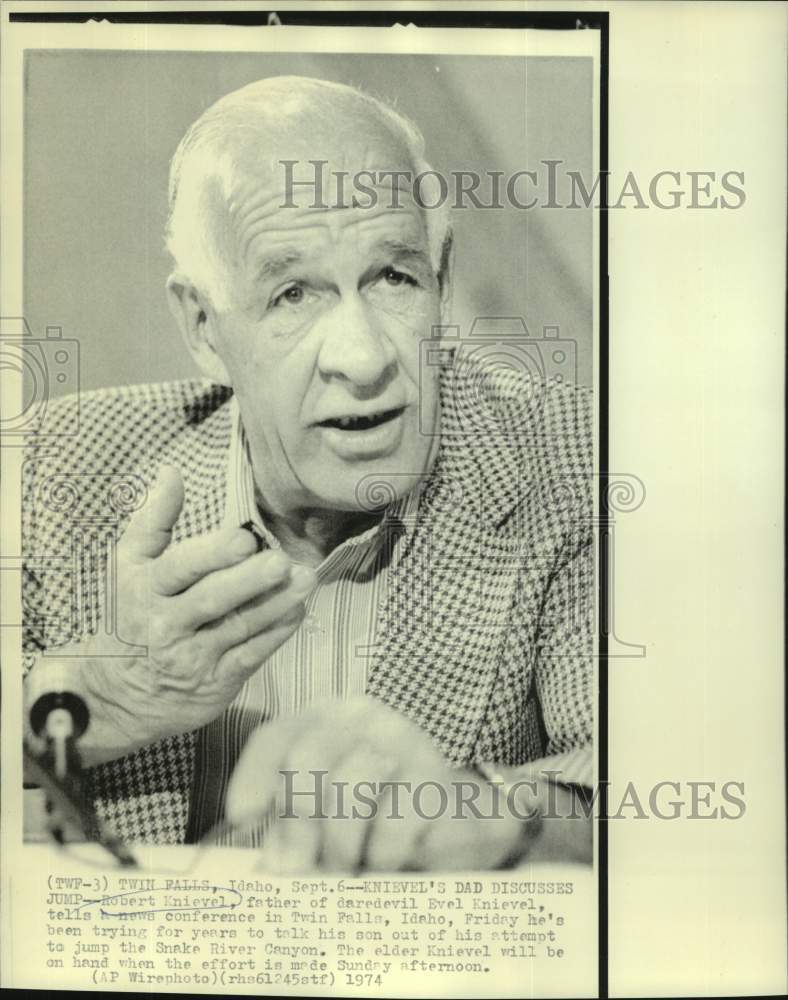 1974 Press Photo Evel Knievel&#39;s father Robert during conference in Twin Falls