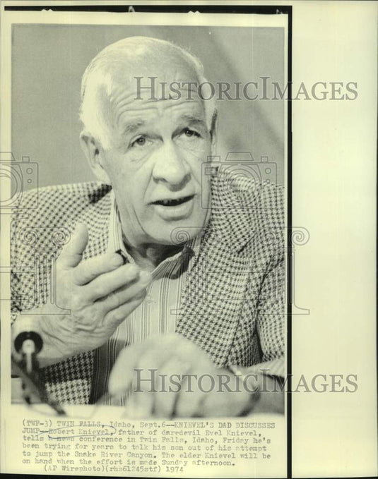 1974 Press Photo Evel Knievel's father Robert during conference in Twin Falls