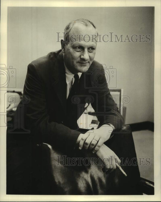 1960 Press Photo John Hunter featured in the book "The Reluctant Surgeon"