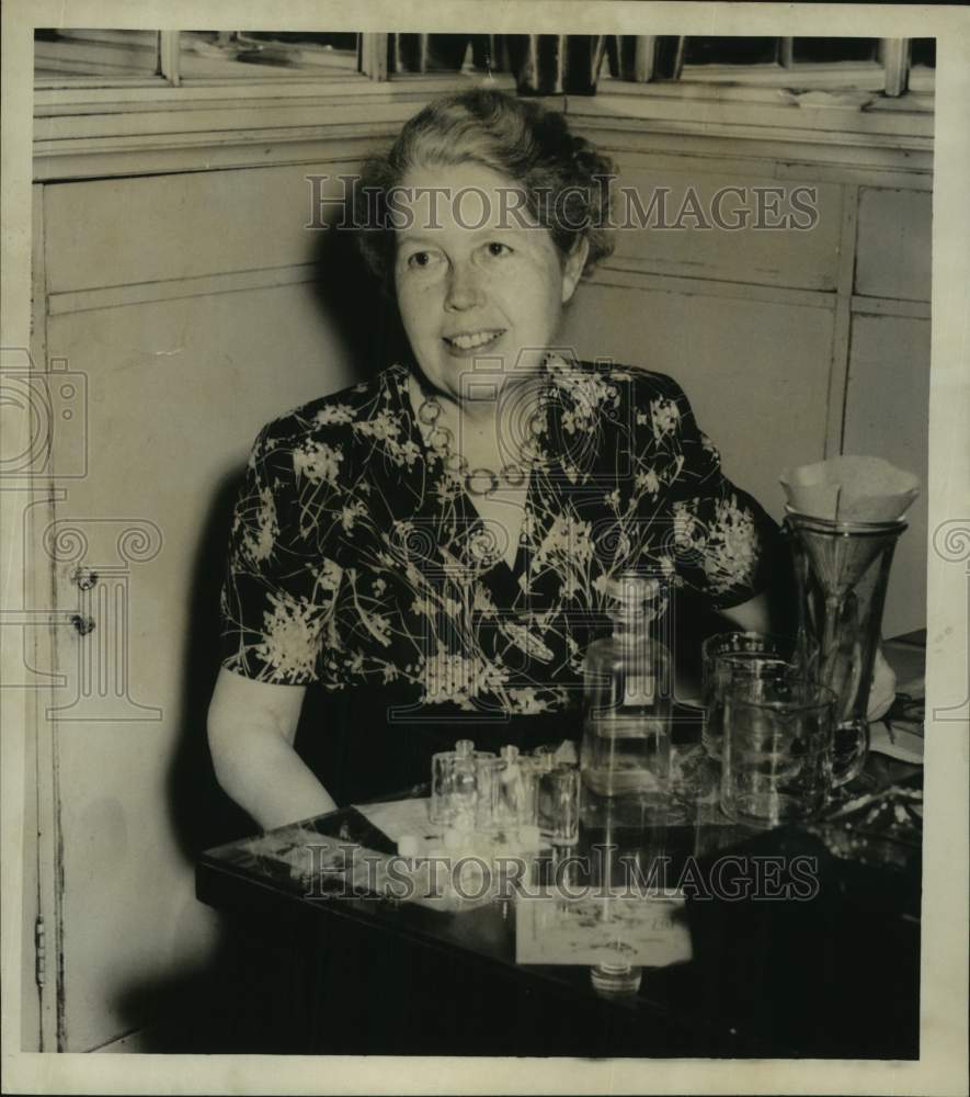 1952 Press Photo Mrs. Alvin Hovey King, owner of Hove Parfumeur - nop43802