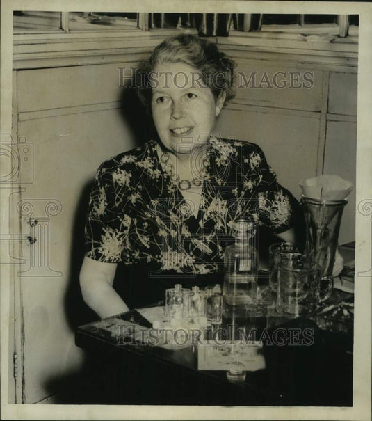 1952 Press Photo Mrs. Alvin Hovey King, owner of Hove Parfumeur - nop43802