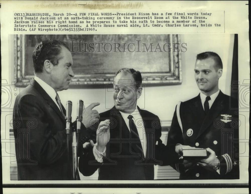 Load image into Gallery viewer, 1969 Press Photo President Nixon, Donald Jackson oath-taking at the White House
