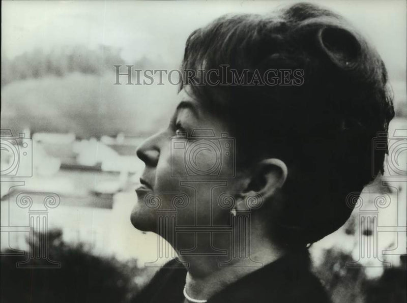 Load image into Gallery viewer, 1969 Press Photo Laurie Huffman, author of novel "A House Behind the Mint"
