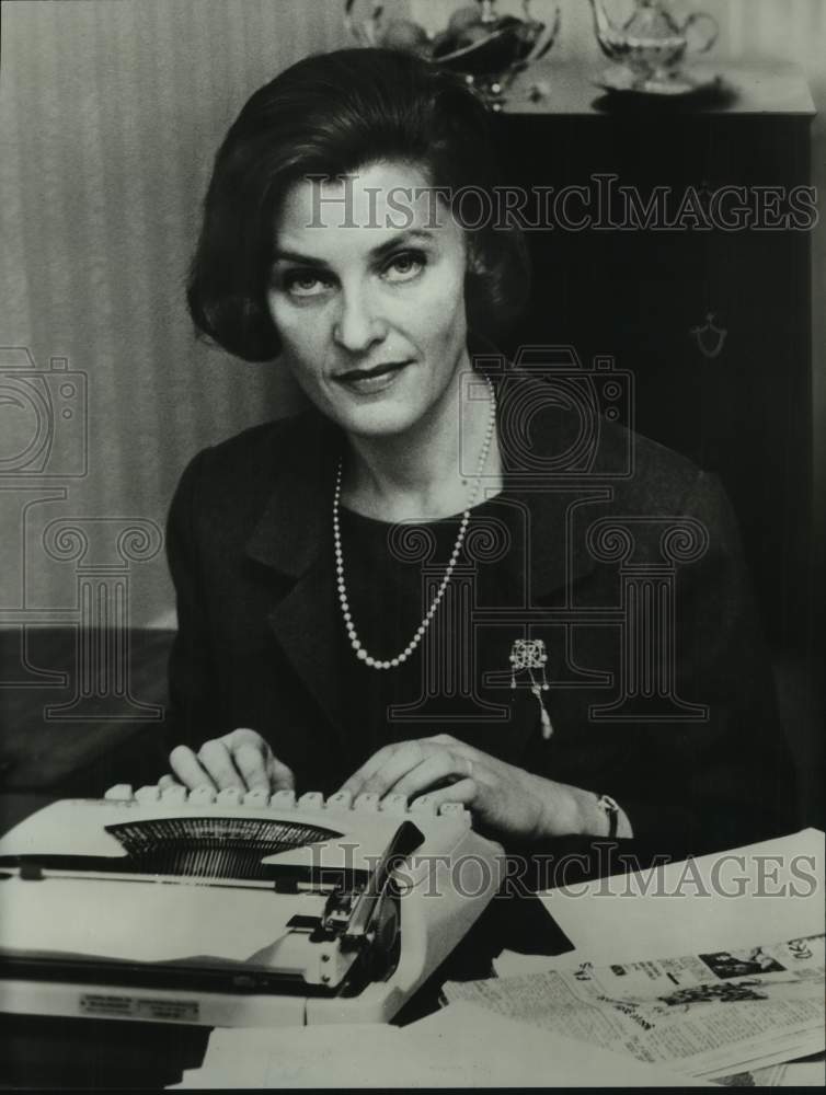 Load image into Gallery viewer, 1965 Press Photo Flora Lewis, author of "Red Pawn" - nop44827
