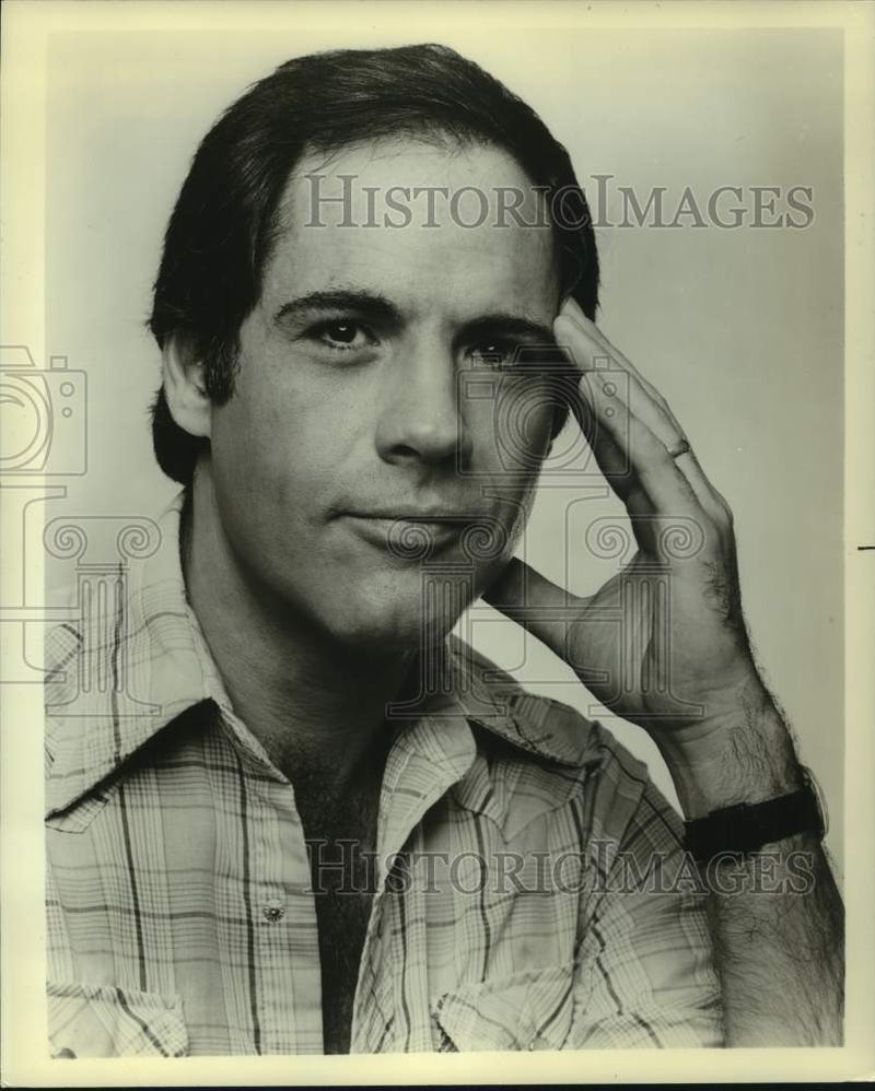 Load image into Gallery viewer, 1980 Press Photo Robert Klein, American Stand-up Comedian - nop45192
