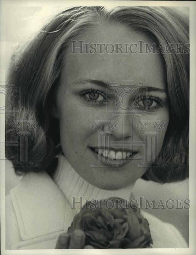 Load image into Gallery viewer, 1971 Press Photo Margo Lynn Johnson, Rose Queen of Tournament of Roses Parade
