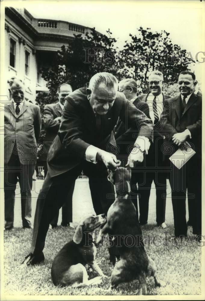 1964 Press Photo President Lyndon B. Johnson holds up his dog, for photographers