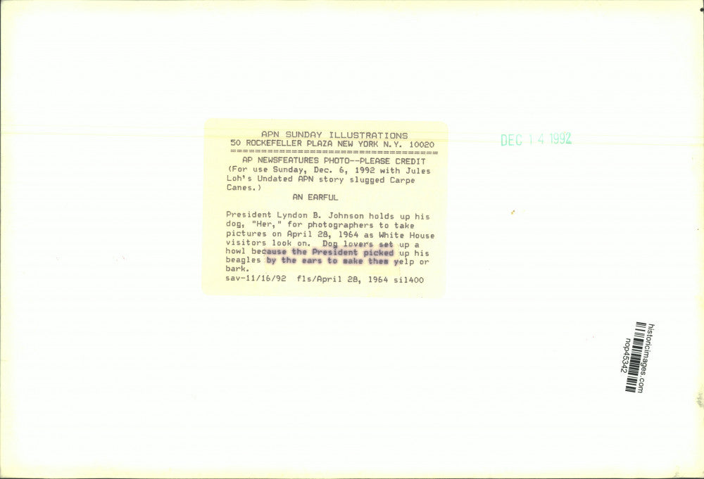 1964 Press Photo President Lyndon B. Johnson holds up his dog, for photographers