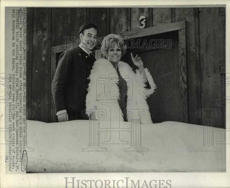 Load image into Gallery viewer, 1965 Press Photo Kim Novak and husband Richard Johnson after their wedding
