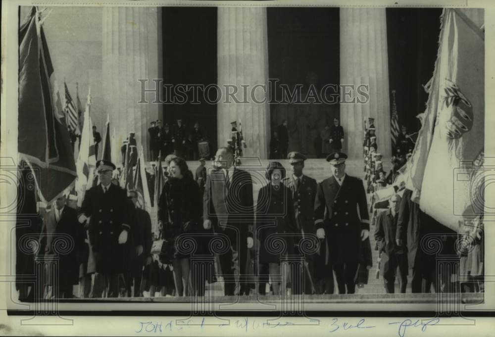 1967 Press Photo President Lyndon B. Johnson &amp; family at The Lincoln Memorial