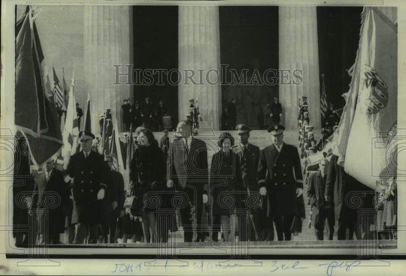 Load image into Gallery viewer, 1967 Press Photo President Lyndon B. Johnson &amp; family at The Lincoln Memorial
