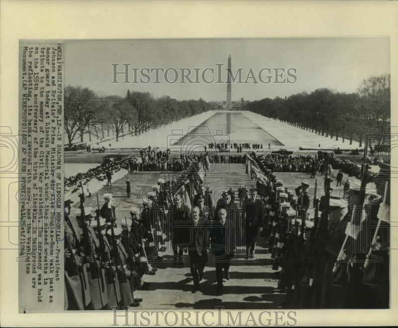Load image into Gallery viewer, 1964 Press Photo President Johnson &amp; others at the Lincoln Memorial, Washington
