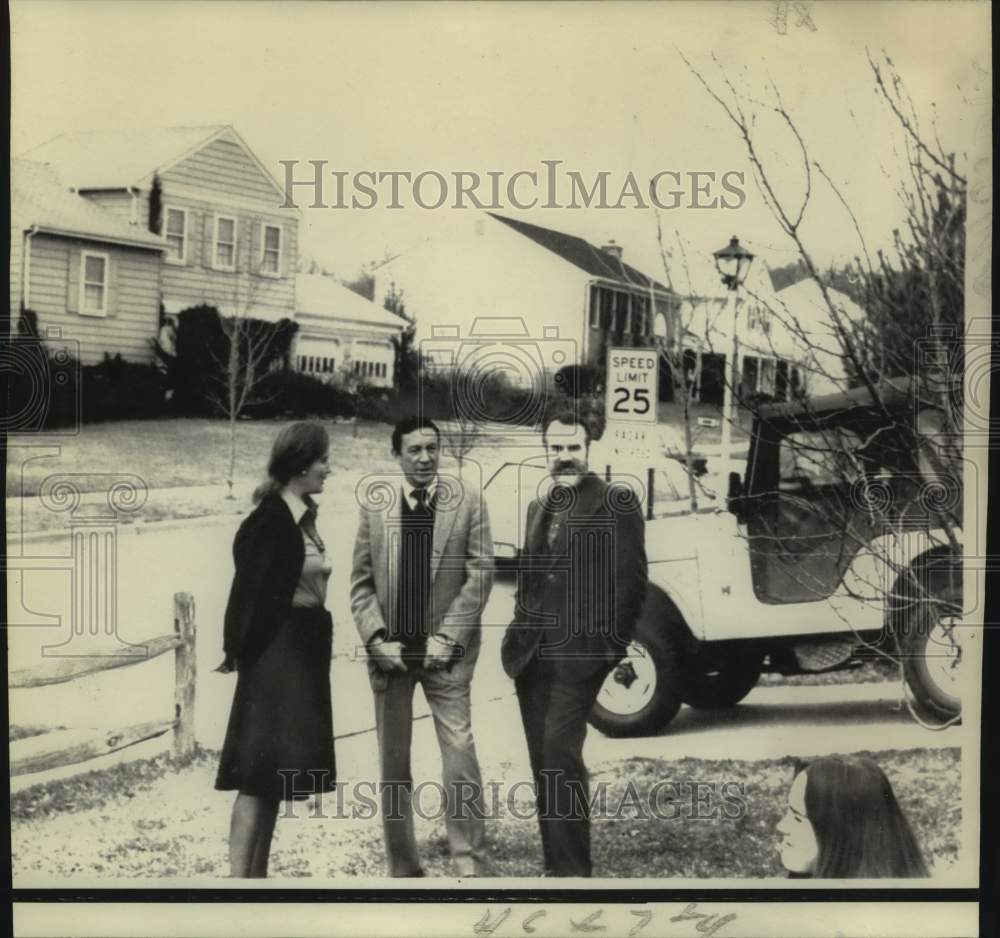 1975 Press Photo G. Gordon Liddy and his wife Frances with CBS' Mike Wallace