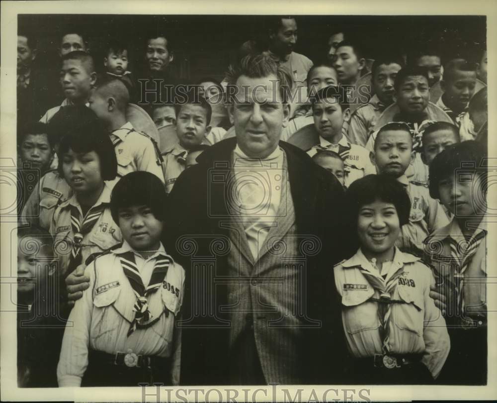 1955 Press Photo Fulton Lewis, Jr. with Boys &amp; Girls Scouts in Taipei, Formosa