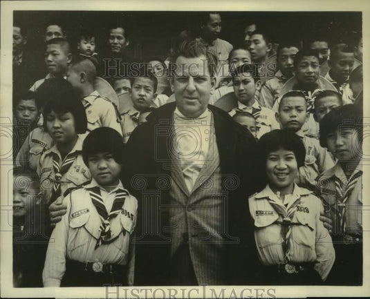 1955 Press Photo Fulton Lewis, Jr. with Boys & Girls Scouts in Taipei, Formosa