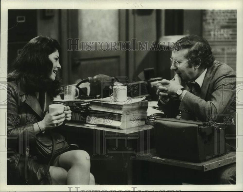 Load image into Gallery viewer, 1980 Press Photo Actors Diana Anova and Steve Landesberg in "Barney Miller"
