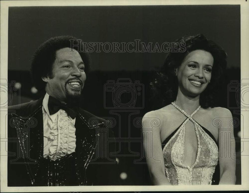 Load image into Gallery viewer, 1977 Press Photo "The Marilyn McCoo &amp; Billy Davis, Jr. Show" Host - nop47690
