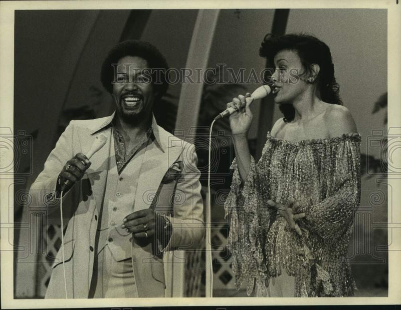 Load image into Gallery viewer, 1977 Press Photo "The Marilyn McCoo &amp; Billy Davis, Jr. Show" Host - nop47693
