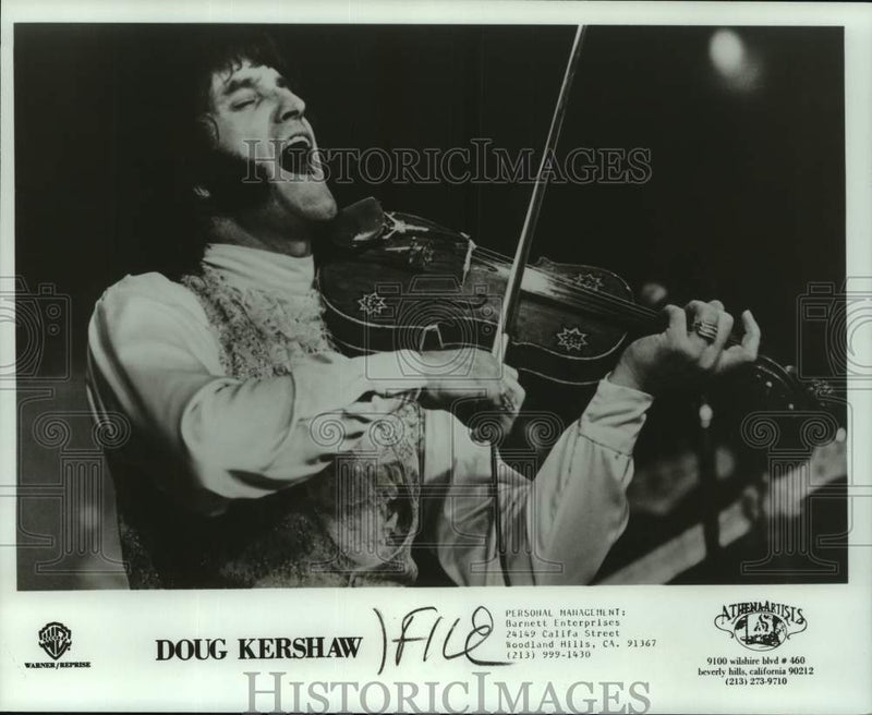 Load image into Gallery viewer, 1980 Press Photo Doug Kershaw, Fiddle player - nop47807
