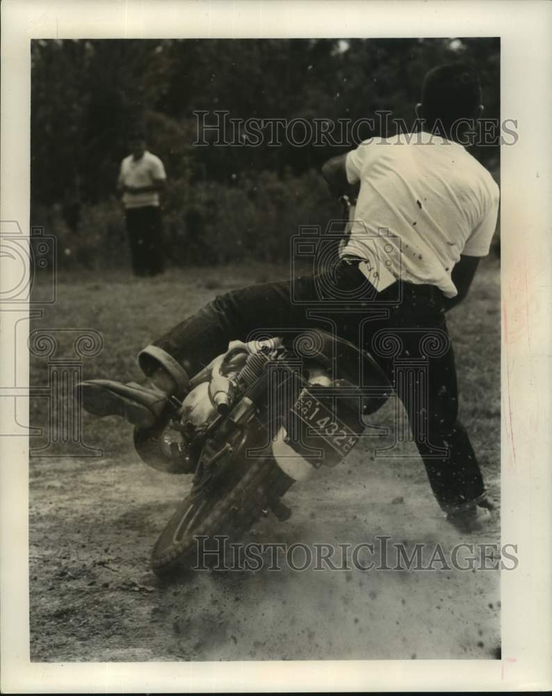 Load image into Gallery viewer, 1964 Press Photo Shelby Lewis, the Cloverleaf, spins around stakes - nop47972
