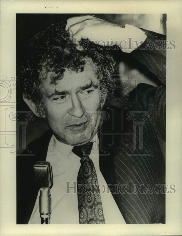 Load image into Gallery viewer, 1970 Press Photo Norman Mailer, Author at London Press Conference - nop49325

