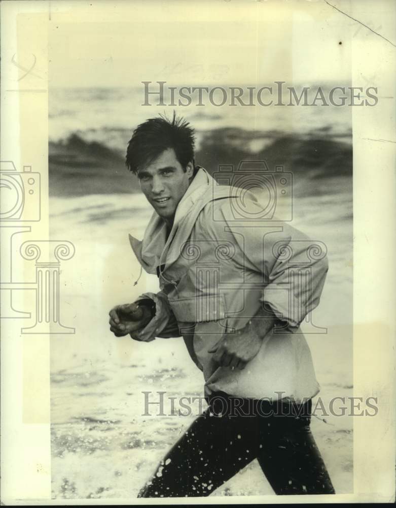 1980 Press Photo Model showing jacket fashion for winter. - nop49826