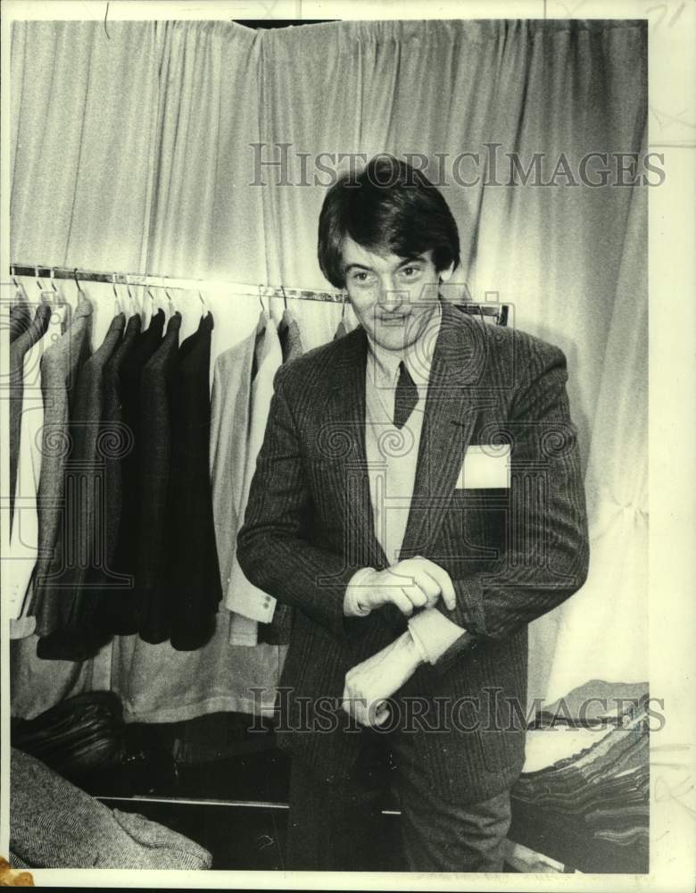 1979 Press Photo John McCoy shows shirt that can be unbuttoned and rolled up