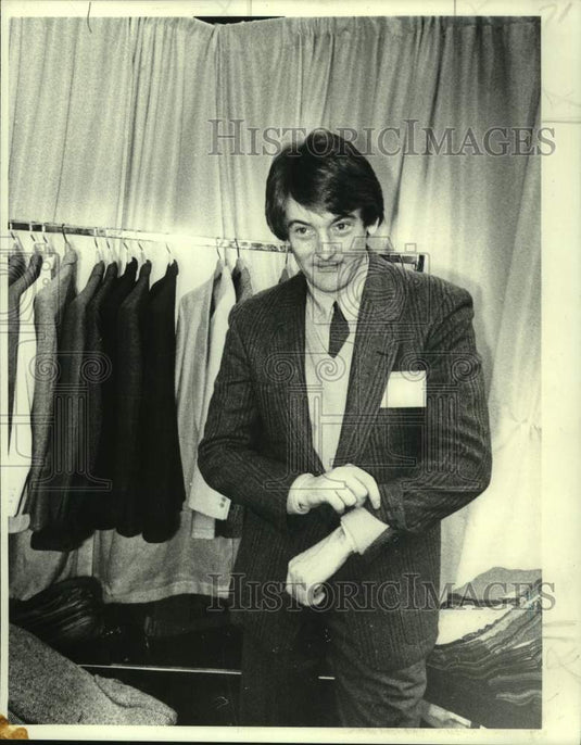 1979 Press Photo John McCoy shows shirt that can be unbuttoned and rolled up