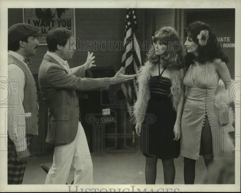 1979 Press Photo Penny Marshall and other cast members of "Laverne & Shirley