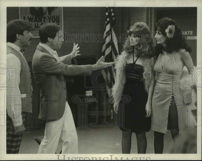 Load image into Gallery viewer, 1979 Press Photo Penny Marshall and other cast members of "Laverne &amp; Shirley

