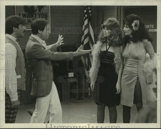 1979 Press Photo Penny Marshall and other cast members of "Laverne & Shirley