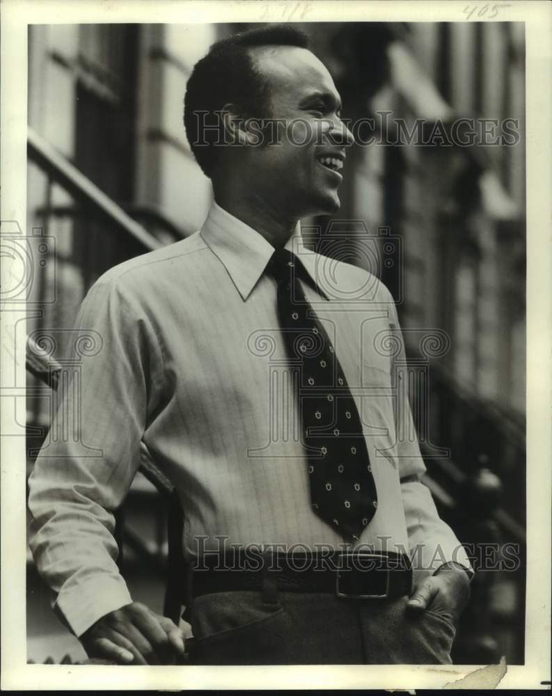 1977 Press Photo Fashion model wearing Tie, button-down shirt from Van Heusen