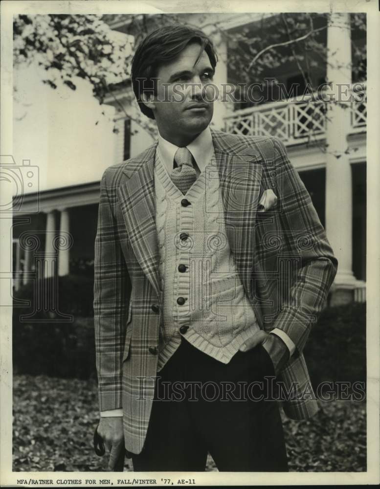 1977 Press Photo Men&#39;s Fashions, Ratner Clothes for Men modeled by Man