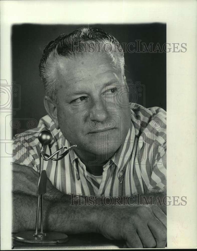 1971 Press Photo Sculptor Adrian Maschek with his metal piece, The Prayer.