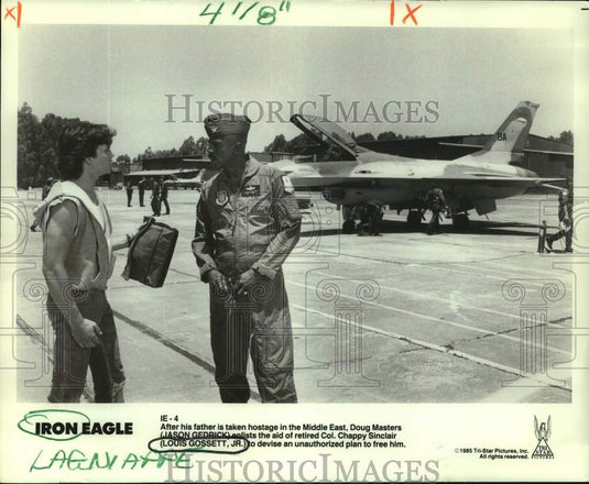 1985 Press Photo Actors Jason Gedrick, Louis Gossett, Jr. in "Iron Eagle" movie- Historic Images
