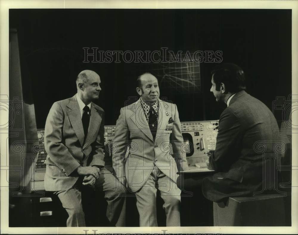 1975 Press Photo Thomas Stafford, Alexei Leonov, Jules Bergman in Union in Space