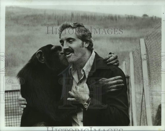 1976 Press Photo Hal Linden and chimpanzee on "Animals Animals Animals" on ABCTV