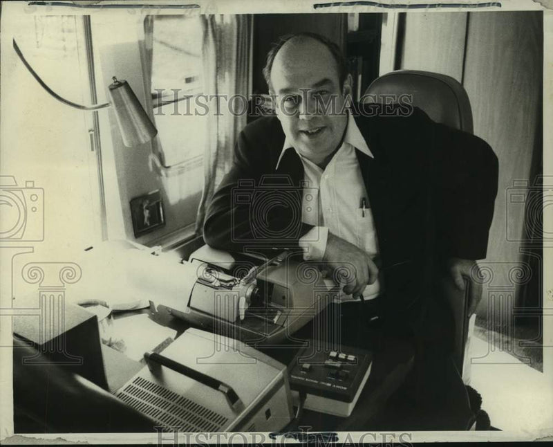Load image into Gallery viewer, 1979 Press Photo Charles Kuralt, CBS Correspondent - nop53211
