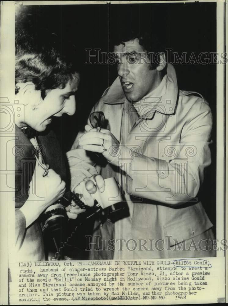 Load image into Gallery viewer, 1968 Press Photo Photographer Tony Rizzo in altercation with Elliot Gould
