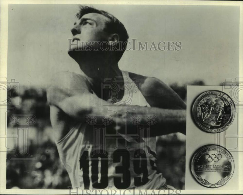 Load image into Gallery viewer, 1952 Press Photo Bob Mathias in Decathlon in Helsinki for Olympics - nop54197
