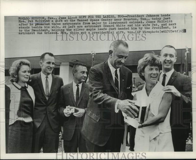 Load image into Gallery viewer, 1965 Press Photo President Johnson with Mrs. Pat McDivitt in Houston, Texas
