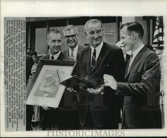 1965 Press Photo President Johnson with Astronaut James McDivitt in Houston