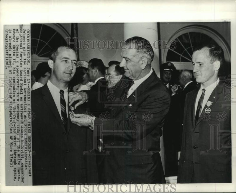 Load image into Gallery viewer, 1965 Press Photo President Johnson with Astronaut James McDivitt in ceremony
