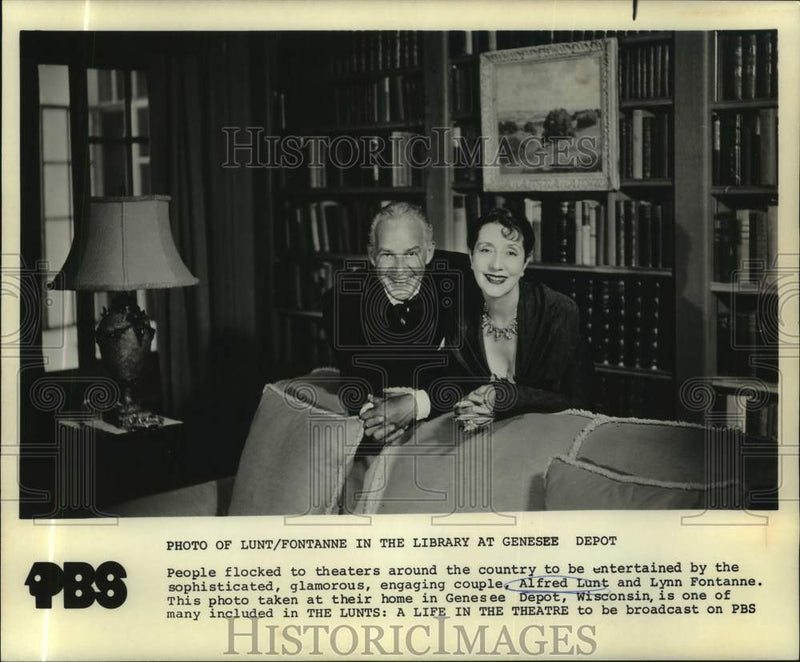 Load image into Gallery viewer, 1980 Press Photo Alfred Lunt and Lynn Fontanne in Genesee Depot, Wisconsin home
