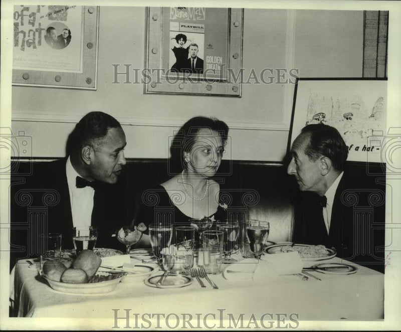 Load image into Gallery viewer, 1965 Press Photo Ralph and Mrs. Bunce dine with Leonard Lyons in New York
