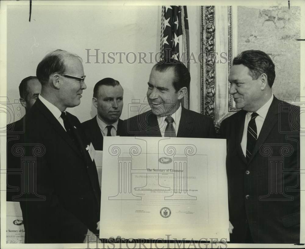 1969 Press Photo President Nixon presents Presidential Excellence Award