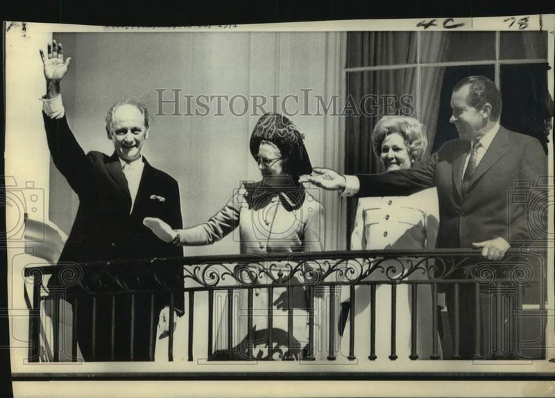 Load image into Gallery viewer, 1971 Press Photo Irish Prime Minister Lynch &amp; wife with President Nixon &amp; wife
