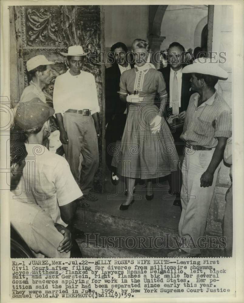 1959 Press Photo Joyce Matthews with attorneys leave civil court in Juarez