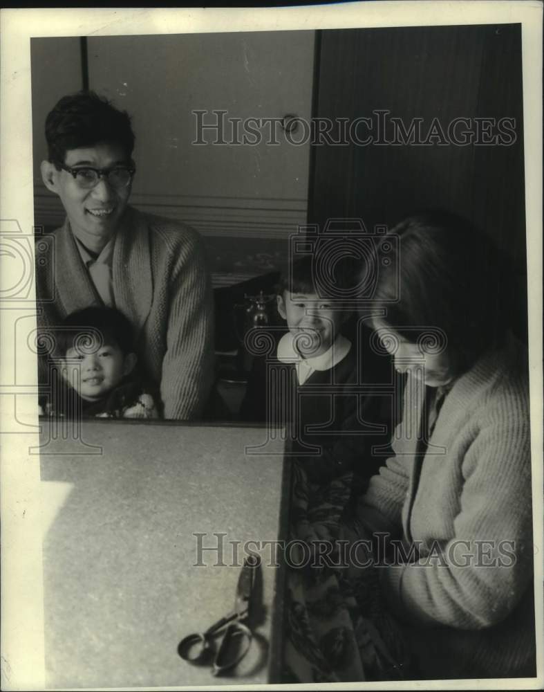 Load image into Gallery viewer, 1968 Press Photo Corporal in Japanese Army Bunzo Minoaga with wife &amp; children
