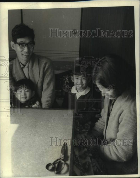 1968 Press Photo Corporal in Japanese Army Bunzo Minoaga with wife & children